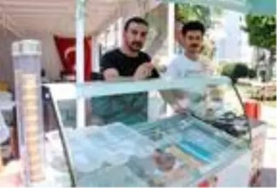 Böyle pişkinlik görülmedi! Kasada para bulamayan hırsız, dondurma keyfi yaptı Böyle pişkinlik görülmedi! Kasada para bulamayan hırsız, dondurma keyfi yaptı