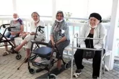 Huzurevinde bayram neşesi Huzurevinde bayram neşesi