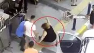 İzmir'deki park kavgasında şiddete maruz kalan talihsiz kadın ölümden döndü İzmir'deki park kavgasında şiddete maruz kalan talihsiz kadın ölümden döndü