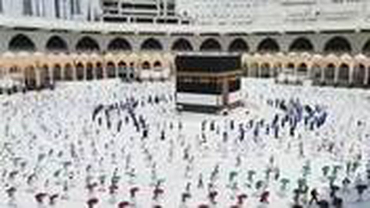 Koronavirüs gölgesinde başlayan hac mevsiminde Kabe'de sosyal mesafeli tavaf yapıldı