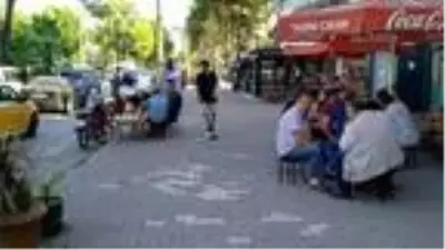 Müşterilere patenle çay servisi yapıyor Müşterilere patenle çay servisi yapıyor