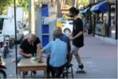 Müşterilere patenle çay servisi yapıyor Müşterilere patenle çay servisi yapıyor