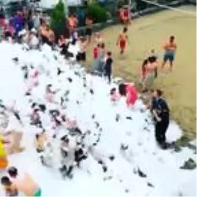 Koronavirüse rağmen köpük partisi yapıp horon oynatan plaj işletmecilerine ceza kesildi