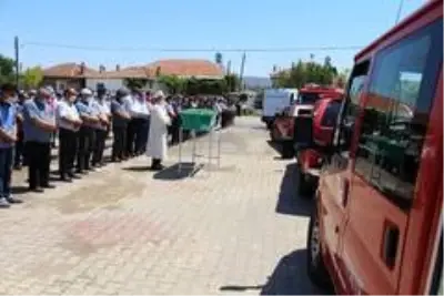 Serinlemek için girdiği gölette boğulan itfaiye eri son yolculuğuna uğurlandı Serinlemek için girdiği gölette boğulan itfaiye eri son yolculuğuna uğurlandı