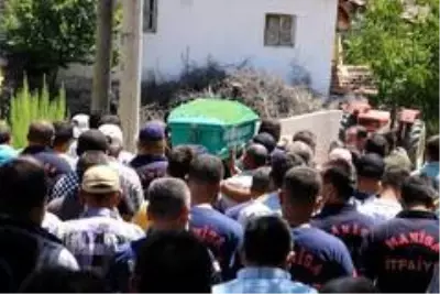 Serinlemek için girdiği gölette boğulan itfaiye eri son yolculuğuna uğurlandı Serinlemek için girdiği gölette boğulan itfaiye eri son yolculuğuna uğurlandı