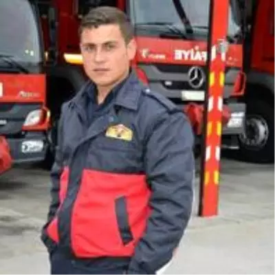 Serinlemek için girdiği gölette boğulan itfaiye eri son yolculuğuna uğurlandı Serinlemek için girdiği gölette boğulan itfaiye eri son yolculuğuna uğurlandı