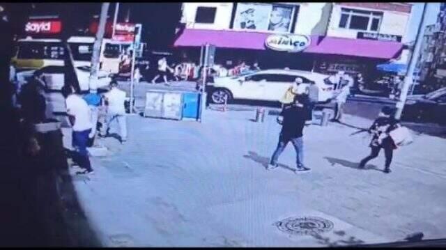 Sokak ortasındaki kanlı infazı kameralar kaydetti Sokak ortasındaki kanlı infazı kameralar kaydetti