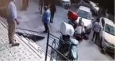 Cezaevinden çıktı, babasını sokak ortasında sopayla öldüresiye dövdü Cezaevinden çıktı, babasını sokak ortasında sopayla öldüresiye dövdü
