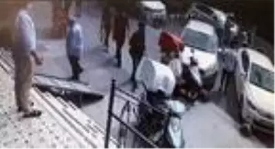 Cezaevinden çıktı, babasını sokak ortasında sopayla öldüresiye dövdü Cezaevinden çıktı, babasını sokak ortasında sopayla öldüresiye dövdü