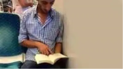 'Terlikli İZBAN kekosu' diye küçümsenen genç, 5 yıl sonra roman yazdı 'Terlikli İZBAN kekosu' diye küçümsenen genç, 5 yıl sonra roman yazdı