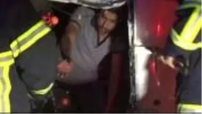 Trafik kazasında araç içinde sıkışan sürücü, itfaiye ve sağlık ekiplerinden sigara molası istedi