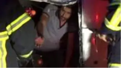 Trafik kazasında araç içinde sıkışan sürücü, itfaiye ve sağlık ekiplerinden sigara molası istedi Trafik kazasında araç içinde sıkışan sürücü, itfaiye ve sağlık ekiplerinden sigara molası istedi