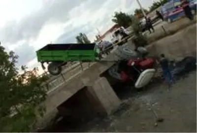 Traktör köprüden aşağı düştü: 3 yaralı Traktör köprüden aşağı düştü: 3 yaralı