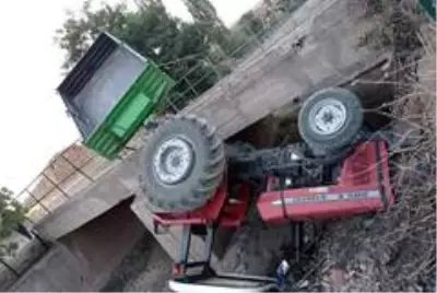 Traktör köprüden aşağı düştü: 3 yaralı Traktör köprüden aşağı düştü: 3 yaralı