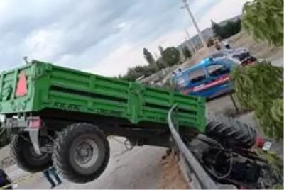 Traktör köprüden aşağı düştü: 3 yaralı Traktör köprüden aşağı düştü: 3 yaralı