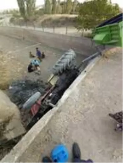 Traktör köprüden aşağı düştü: 3 yaralı Traktör köprüden aşağı düştü: 3 yaralı