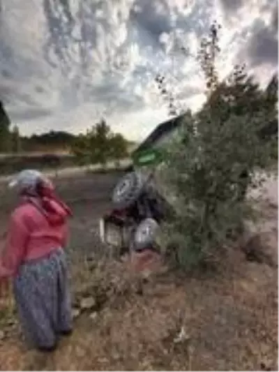 Traktör köprüden aşağı düştü: 3 yaralı Traktör köprüden aşağı düştü: 3 yaralı