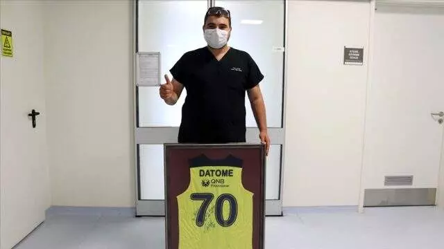 Tulumuna 'Datome' yazan hemşireye ünlü basketbolcu forma hediye etti Tulumuna 'Datome' yazan hemşireye ünlü basketbolcu forma hediye etti
