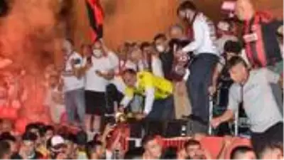 Turgutluspor'un şampiyonluk kutlamalarına kaymakamlık soruşturma başlattı Turgutluspor'un şampiyonluk kutlamalarına kaymakamlık soruşturma başlattı