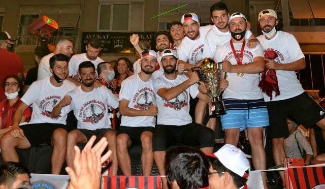 Turgutluspor'un şampiyonluk kutlamalarına kaymakamlık soruşturma başlattı Turgutluspor'un şampiyonluk kutlamalarına kaymakamlık soruşturma başlattı