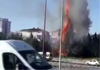 Ümraniye'de trafiği kilitleyen yangın Ümraniye'de trafiği kilitleyen yangın
