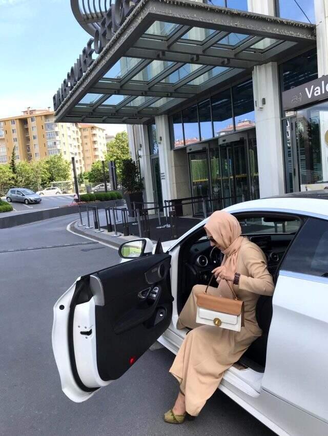 Ünlü Modacı Rabia Yalçın'ın Yeni Markası 'R4 Moda' Online Satışa Başladı Ünlü Modacı Rabia Yalçın'ın Yeni Markası 'R4 Moda' Online Satışa Başladı