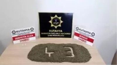 Uyuşturucu ticareti yaptığı iddiasıyla gözaltına alınan kadın tutuklandı Uyuşturucu ticareti yaptığı iddiasıyla gözaltına alınan kadın tutuklandı