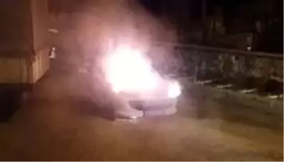 Yanan aracı vatandaşlar kovayla su taşıyıp hortumla su sıkarak söndürdü Yanan aracı vatandaşlar kovayla su taşıyıp hortumla su sıkarak söndürdü