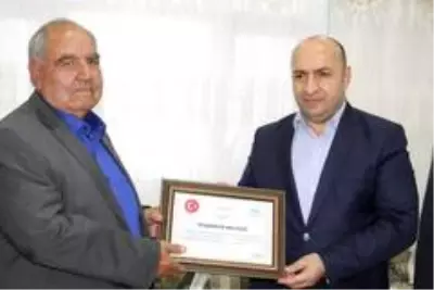 Son dakika haberleri: 4 eşi, 56 çocuğu ve 300'den fazla torunu olan Hamo Ağa'ya 'Barış Elçisi' plaketi Son dakika haberleri: 4 eşi, 56 çocuğu ve 300'den fazla torunu olan Hamo Ağa'ya 'Barış Elçisi' plaketi