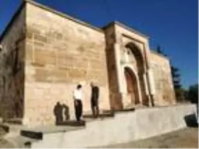 700 yıllık kervansarayda 'korsan' restorasyon yaptıran muhtar hakkında suç duyurusu 700 yıllık kervansarayda 'korsan' restorasyon yaptıran muhtar hakkında suç duyurusu