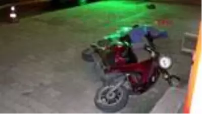 ADANA Kontrolden çıkan motosiklet, kaldırıma devrildi: 1 ölü ADANA Kontrolden çıkan motosiklet, kaldırıma devrildi: 1 ölü