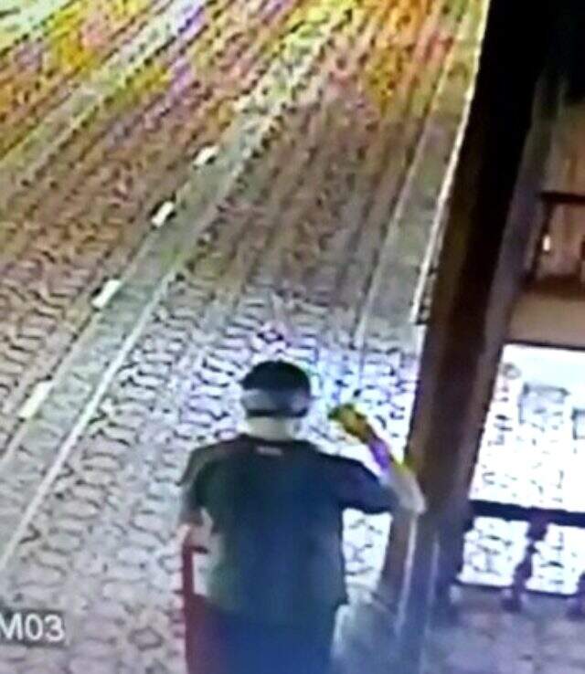 Akılalmaz icat! Sakızlı telle camideki yardım paralarını çaldı