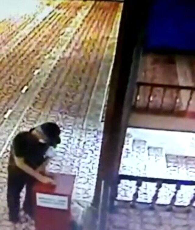 Akılalmaz icat! Sakızlı telle camideki yardım paralarını çaldı