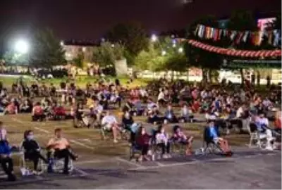 'Arabalı Sinema' etkinliği, minderli açık hava sineması ile son buldu 'Arabalı Sinema' etkinliği, minderli açık hava sineması ile son buldu
