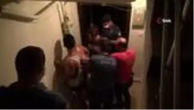 Balkondan çevreye ateş eden alkollü şahıs korku dolu anlar yaşattı Balkondan çevreye ateş eden alkollü şahıs korku dolu anlar yaşattı