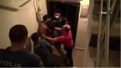 Balkondan çevreye ateş eden alkollü şahıs korku dolu anlar yaşattı Balkondan çevreye ateş eden alkollü şahıs korku dolu anlar yaşattı