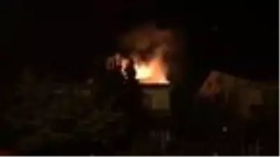 Barbeküden sıçrayan kıvılcımlar iki yazlığın çatısını yaktı