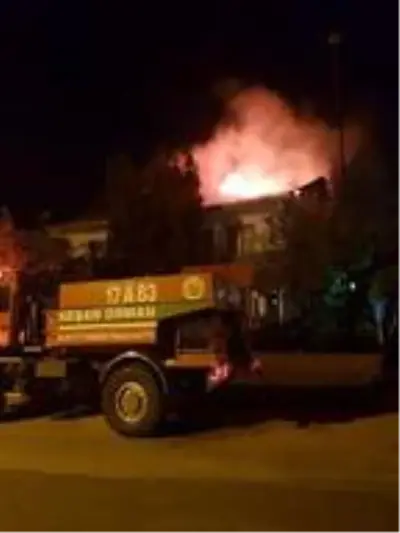 Barbeküden sıçrayan kıvılcımlar iki yazlığın çatısını yaktı