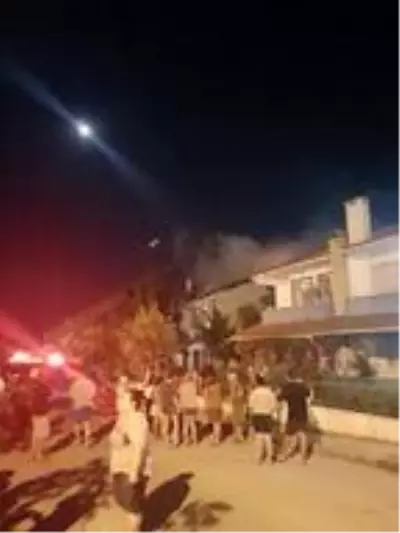 Barbeküden sıçrayan kıvılcımlar iki yazlığın çatısını yaktı