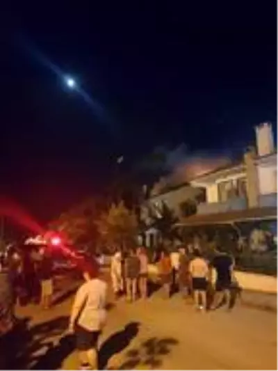 Barbeküden sıçrayan kıvılcımlar iki yazlığın çatısını yaktı