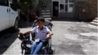 Başkale Belediyesi, engelli çocuk için bozuk yolu parke taşıyla döşedi Başkale Belediyesi, engelli çocuk için bozuk yolu parke taşıyla döşedi