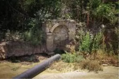 Bergama'da tarihi çeşme yeniden hayat buluyor Bergama'da tarihi çeşme yeniden hayat buluyor