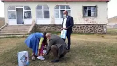 Çaldıran belediye Başkanı Ensari, bayram öncesi çocukları sevindirdi Çaldıran belediye Başkanı Ensari, bayram öncesi çocukları sevindirdi