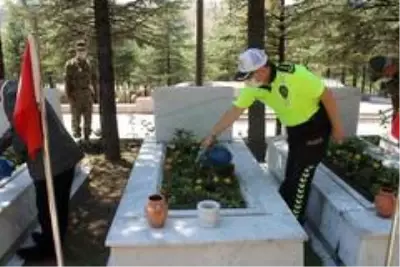 Çankırı'da şehitliklere bayram ziyareti Çankırı'da şehitliklere bayram ziyareti