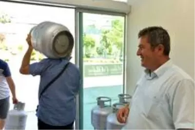 Çiğli'de bayram öncesi vatandaşa tüp ve gıda desteği Çiğli'de bayram öncesi vatandaşa tüp ve gıda desteği