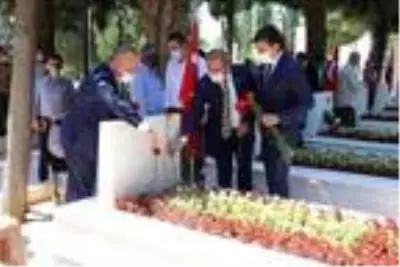 Denizli'de şehit ailesine Kuran-ı Kerim ve Türk bayrağı hediye edildi Denizli'de şehit ailesine Kuran-ı Kerim ve Türk bayrağı hediye edildi