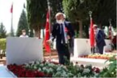 Denizli'de şehit ailesine Kuran-ı Kerim ve Türk bayrağı hediye edildi Denizli'de şehit ailesine Kuran-ı Kerim ve Türk bayrağı hediye edildi