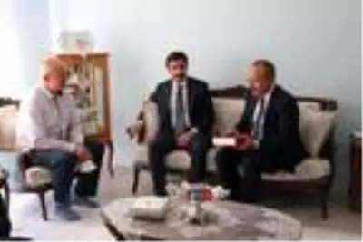 Denizli'de şehit ailesine Kuran-ı Kerim ve Türk bayrağı hediye edildi Denizli'de şehit ailesine Kuran-ı Kerim ve Türk bayrağı hediye edildi
