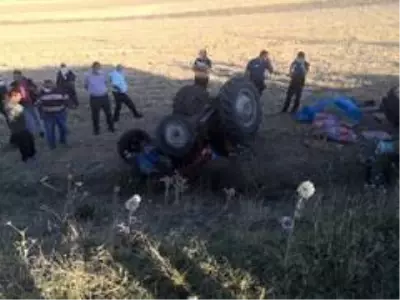 Devrilen traktörün altında kalan sürücü öldü Devrilen traktörün altında kalan sürücü öldü