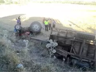 Devrilen traktörün altında kalan sürücü öldü Devrilen traktörün altında kalan sürücü öldü